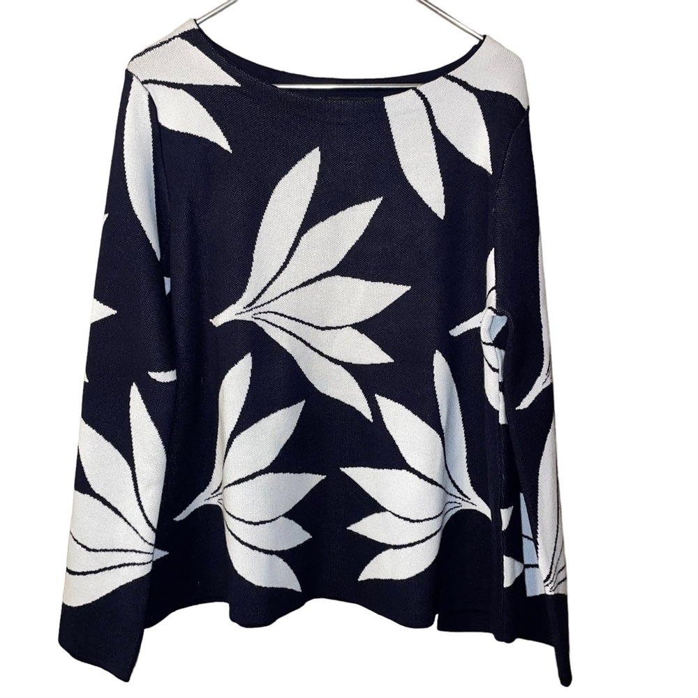 Two Twenty Five Women’s Sweater Black White foliage Crew Neck Very Nice Size L